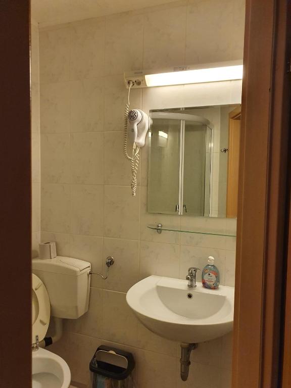 4 - Badezimmer im Hotel Märkischer Hof Berlin - 3